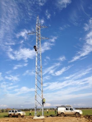 Endesa comença a aixecar la línia de 132 kV entre Serinyà i Santa Llogaia 