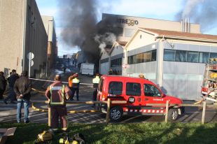 Crema una fàbrica de maniquins a Olot des de fa 10 hores i els bombers no hi poden accedir