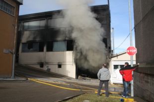 El foc de la fàbrica de maniquins d'Olot ja està en fase de control 