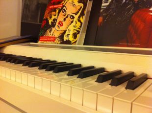 Demanen set anys i mig de presó per una noia per tocar el piano a casa