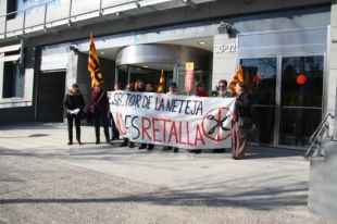 Les netejadores d'Ecomed es concentren pels retards des de finals del 2009 de les nòmines