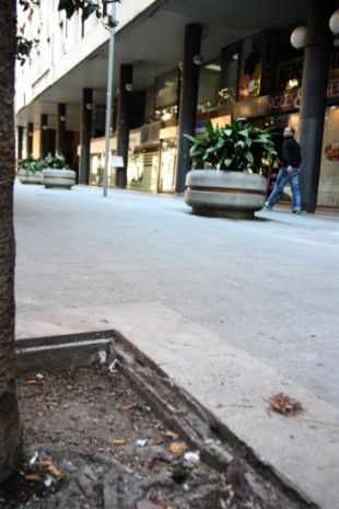 Girona ha posat unes 800 multes per orinar al carrer, fer soroll o embrutar la via pública el 2011 