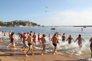 Uns 160 banyistes donen la primera capbussada de l'any a Sant Feliu de Guíxols