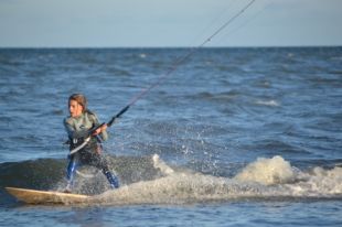 Emprenedors gironins elaboren planxes de kitesurf artesanalment amb fusta 100% ecològica 