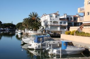Castelló d'Empúries vol tenir policia patrullant pels canals d'Empuriabrava aquest estiu