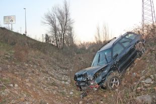 Una jove de 18 anys ferida lleu després de precipitar-se amb el cotxe pel pont de Fontajau