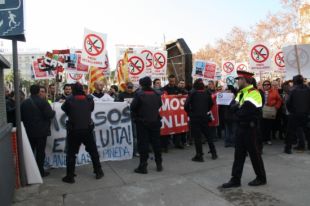 Un grup de Mossos s'enfronta a Mas cantant 'Viva España' per boicotejar un acte a Lloret de Mar