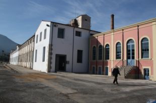 Anglès no pot assumir el pagament de tres naus comprades i les ofereix a la Generalitat