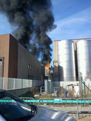 Un incendi crema una nau industrial tèxtil a Begudà, a la Garrotxa