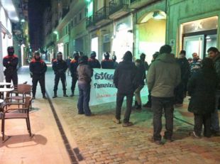 Protesta contra Felip Puig a la seu de TV Girona