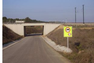 Instal·len senyals fluorescents per evitar que accedeixin camions a Borrassà i quedin encallats