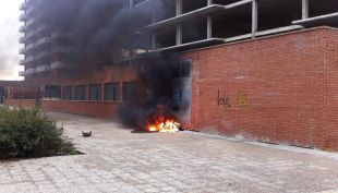 S'incendia una motocicleta al costat d'un transformador elèctric a Salt