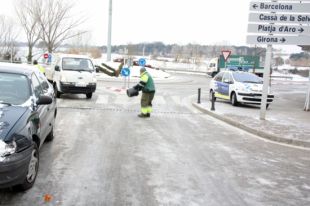 La neu deixa pas al gel i obliga les brigades a escampar sal als carrers dels pobles gironins 