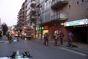 Un foc en un aparcament de Salt obliga a desallotjar prop d'una cinquantena de persones