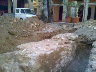 Troben un tram de l'antiga muralla de Figueres datada de l'època medieval 