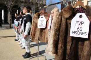Una quinzena d'activistes protesten a Girona en contra la fabricació d'abrics de pell