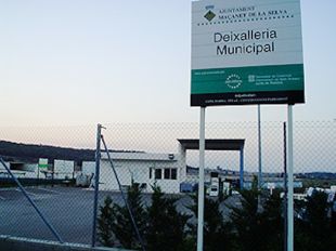Entren a la deixalleria de Maçanet, roben ferralla i intenten arrencar les gàbies dels gossos perduts