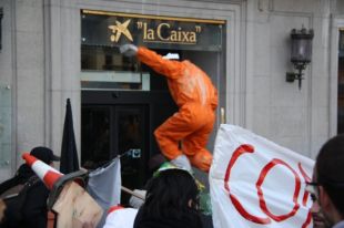 Uns 50 okupes es manifesten a Girona contra de capitalisme i en suport a les persones desnonades