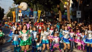 73 colles de vint poblacions diferents van omplir la rua del carnaval de Platja d'Aro