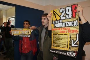 Una trentena d'estudiants i treballadors de la UdG impedeixen la reunió del Consell de Govern