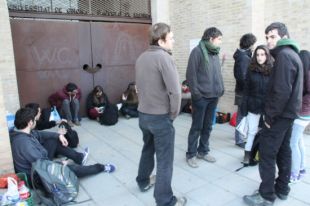 Estudiants de la UdG tanquen les facultats de Lletres i Educació per la vaga