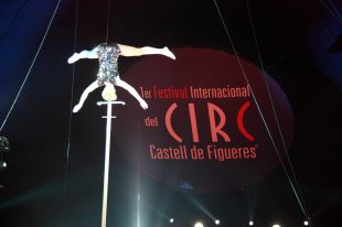 Salts mortals, equilibris i humor, protagonistes de 'l'Espectacle Vermell' del Festival de Circ de Figueres