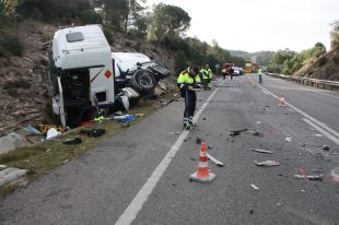 Mor una persona en un xoc frontal entre un cotxe i un camió cisterna a la N-II a Girona