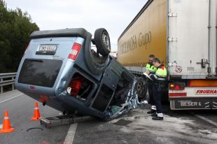 Un mort en un xoc frontal entre una furgoneta i un camió a la N-II a Sant Julià de Ramis