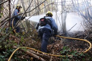Tretze dotacions terrestres i quatre d'aèries dels Bombers extingeixen un incendi forestal a Osor