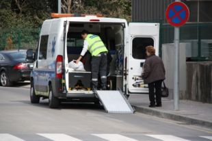 Un home llança sabates i papers per la finestra durant una crisi nerviosa i han de tallar el carrer