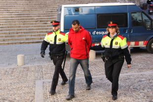 Jutgen un veí d'Olot acusat d'intentar matar un compatriota a ganivetades