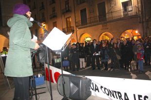 Un centenar de persones commemoren el Dia Internacional de les Dones a Girona