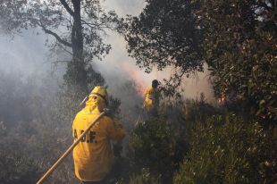 S'eleven a 500 les hectàrees cremades per l'incendi de Santa Cristina d'Aro, que continua actiu