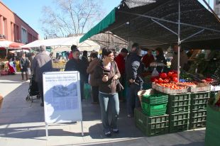 Els comerciants de fora del mercat del Lleó de Girona reivindiquen poder mantenir les parades