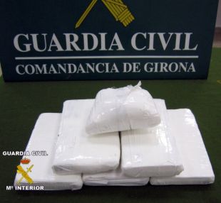 Detenen una persona a la Jonquera acusada de dur prop de sis quilos de cocaïna al maleter del cotxe