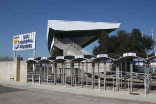 Detingut un menor reincident a Figueres per entrar a robar al camp de futbol de Vilatenim