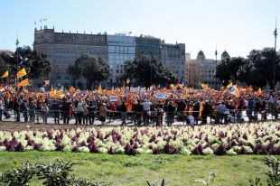 Milers de persones omplen la Plaça Catalunya de Barcelona en el Flashmob per la Independència