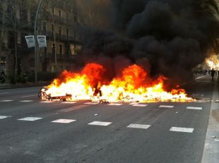 Batalla campal al centre de Barcelona entre manifestants radicals i antiavalots dels Mossos
