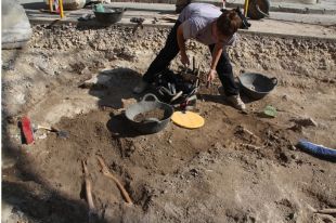Descobreixen tombes de tres períodes a la necròpolis medieval del monestir de Banyoles