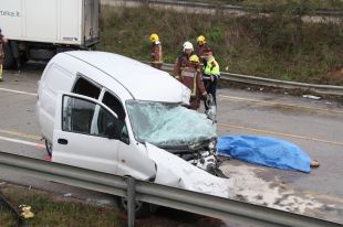 Mor el conductor d'una furgoneta en xocar amb un camió al pas de la N-II per Sils