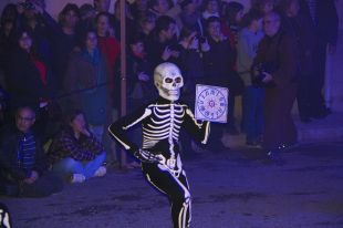 Milers de persones omplen els carrers de Verges per veure la processó i la 'Dansa de la Mort'