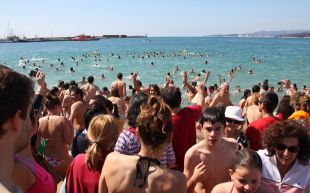 Unes 800 persones es remullen a Palamós en el primer bany de la temporada