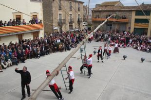 Cornellà del Terri reviu la plantada del Maig i el Ball del Cornut del Dilluns de Pasqua