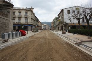 Les obres d'urbanització de la travessera de Besalú entren a la recta final