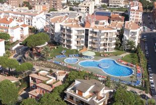 Un turista britànic de 22 anys es fractura el crani al caure d'un segon pis a Lloret de Mar
