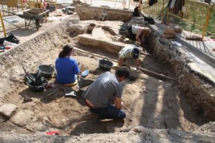 Descobreixen 68 tombes medievals a la necròpolis del monestir de Banyoles