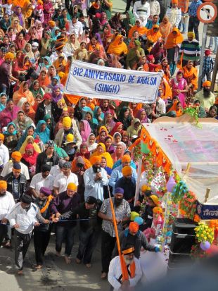 Uns 500 sikhs gironins es concentren a Santa Coloma de Farners per celebrar la festa del sikhisme
