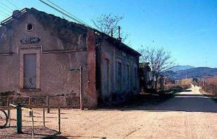 Llum verda a l'enderroc de l'antiga estació de Bescanó