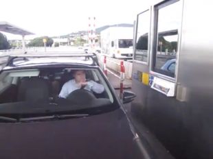 El diputat Uriel Bertran (SI), retingut per no voler pagar el peatge