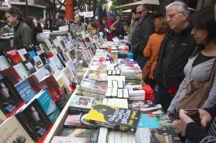Els gironins omplen la Rambla en la recerca del llibre i la rosa